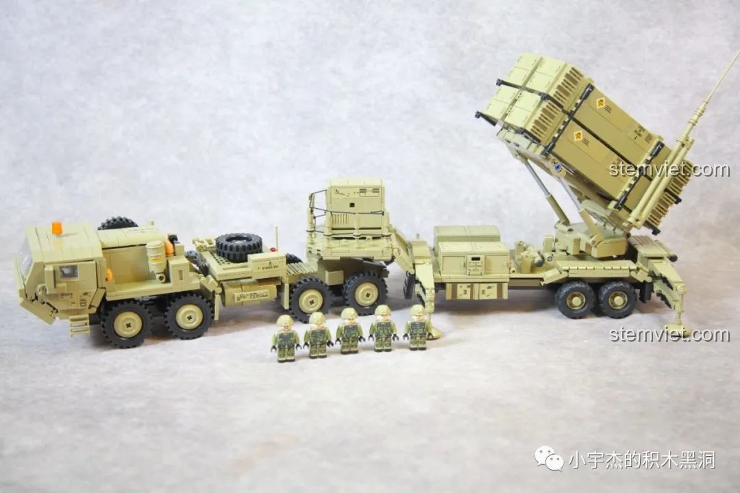 Ảnh chụp toàn bộ gia đình bộ lắp ráp Panlos 628014, bao gồm xe tải, bệ phóng và 5 minifigure lính.