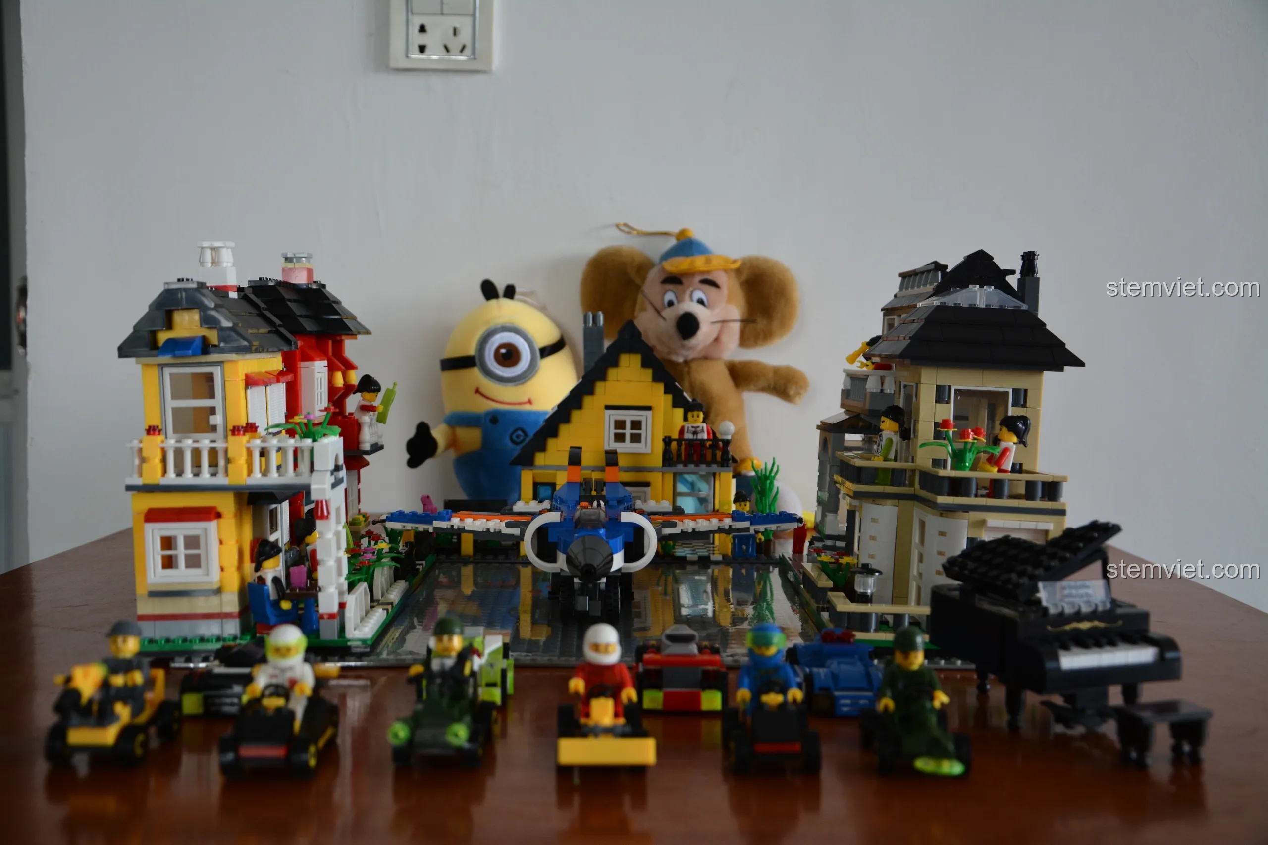 Ảnh chụp toàn bộ các mô hình đã lắp ráp từ combo WANGE, bao gồm nhà, xe, và các nhân vật khách mời.
