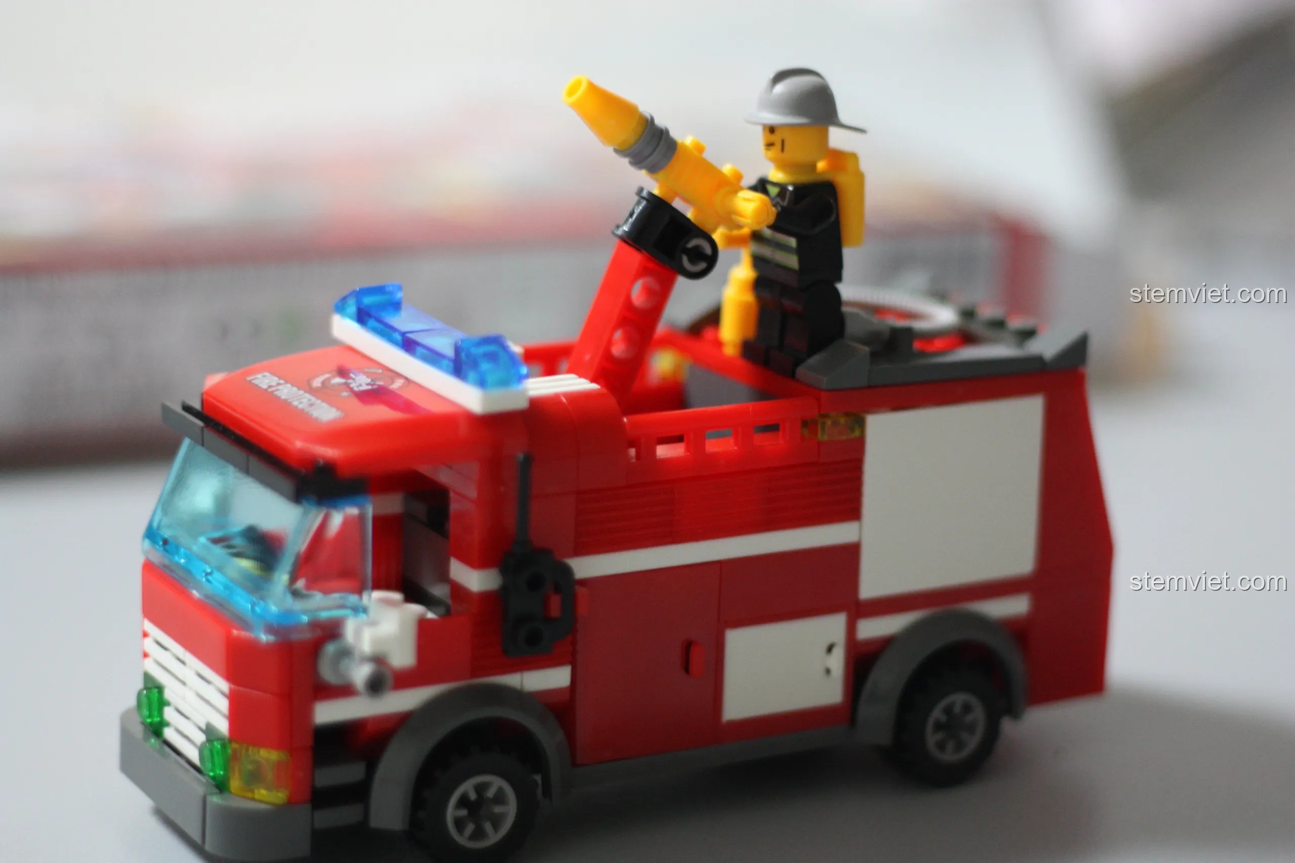 Nhân vật lính cứu hỏa KAZI KY8054 đứng trên thang xe, thể hiện tinh thần sẵn sàng chiến đấu dập tắt mọi đám cháy.
