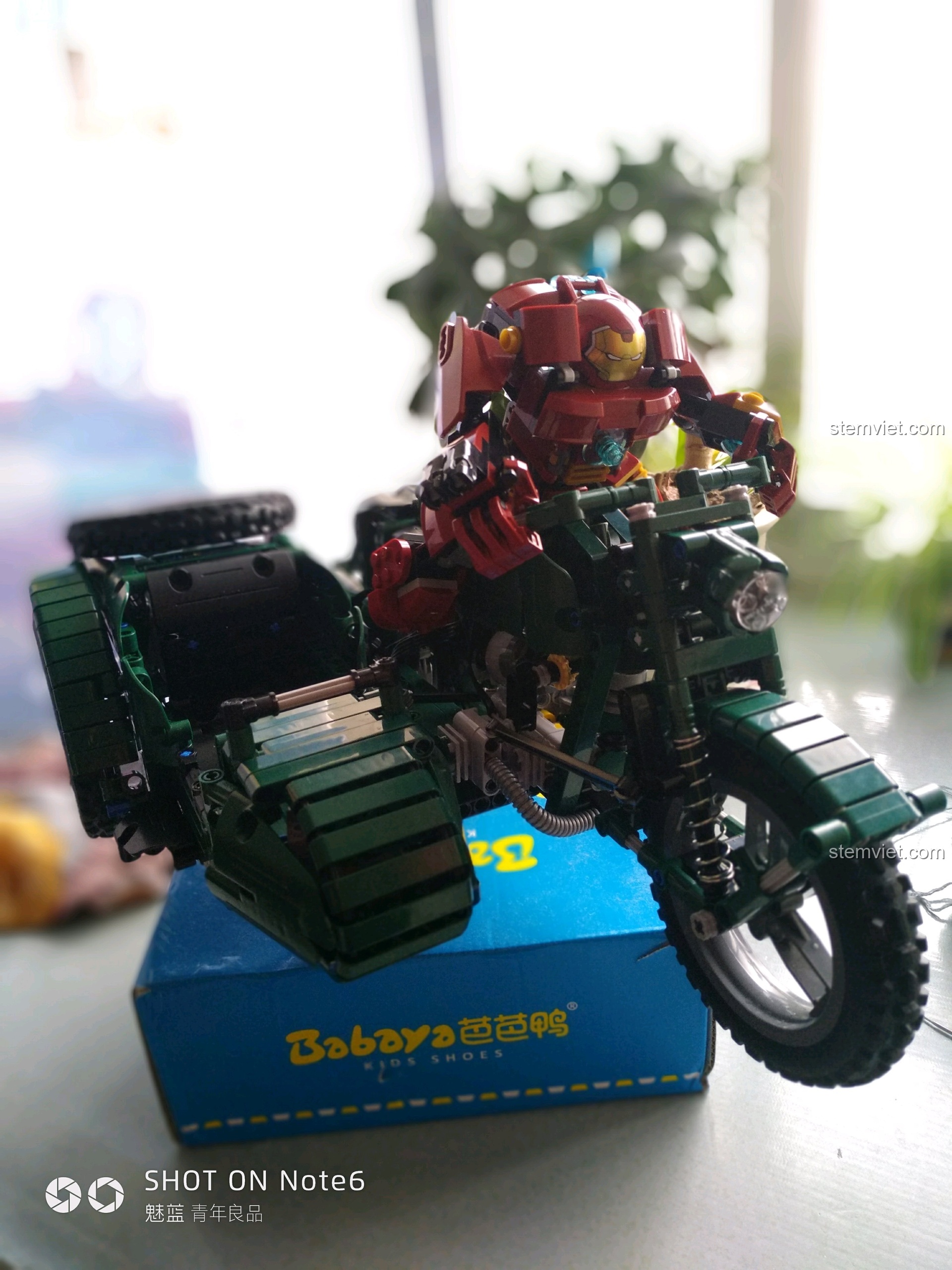 Ảnh chụp nghệ thuật mô hình CaDA C51021 hoàn chỉnh, làm nổi bật các chi tiết thiết kế và màu sắc quân đội.