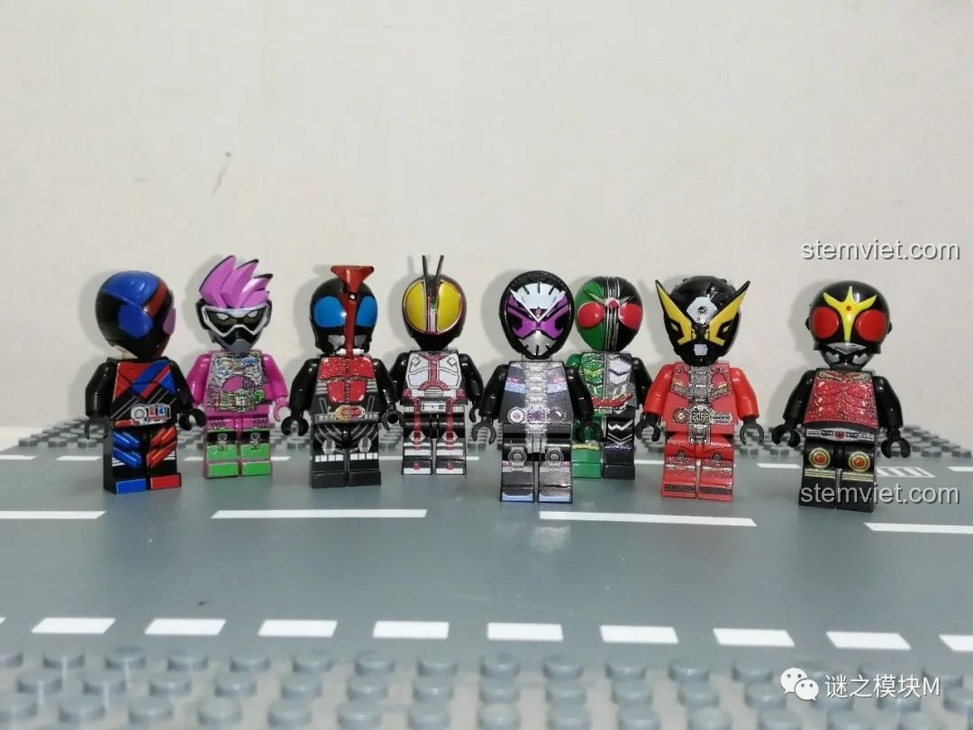 Ảnh chụp nhóm 8 minifigures Kamen Rider từ bộ 818 82232, nhìn từ phía trước.