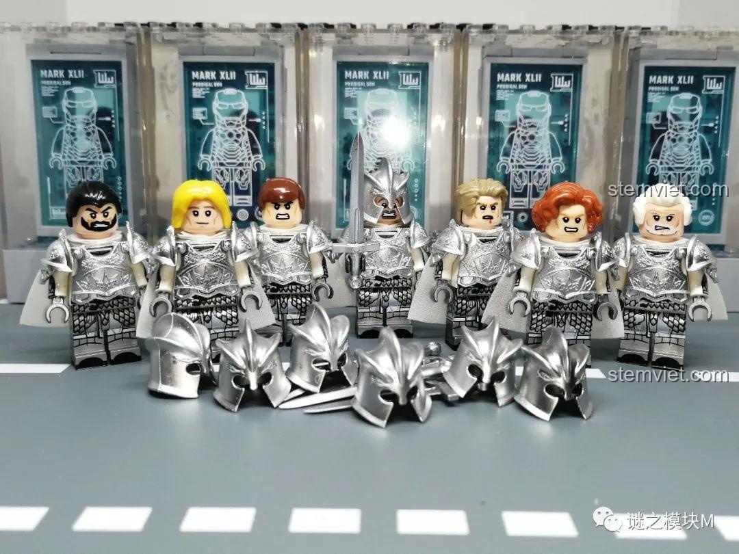 Ảnh chụp nhóm đầy đủ bộ 7 minifigure Đội Vệ Vương Kingsguard KORUIT KT1019 giáp bạc, cùng các mũ giáp và vũ khí.