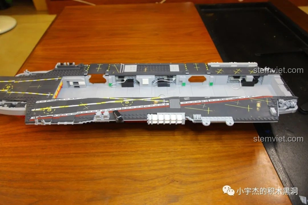 Ánh sáng đèn LED từ bên trong khoang tàu của bộ lắp ráp Mô Hình Tàu Sân Bay Sơn Đông SEMBO 202001.