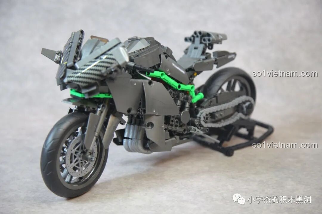 Ảnh chụp toàn cảnh mô hình ZHEGAO QJ5183 Siêu mô tô Kawasaki Ninja H2R sau khi lắp ráp xong, khoe vẻ đẹp hầm hố, mạnh mẽ.
