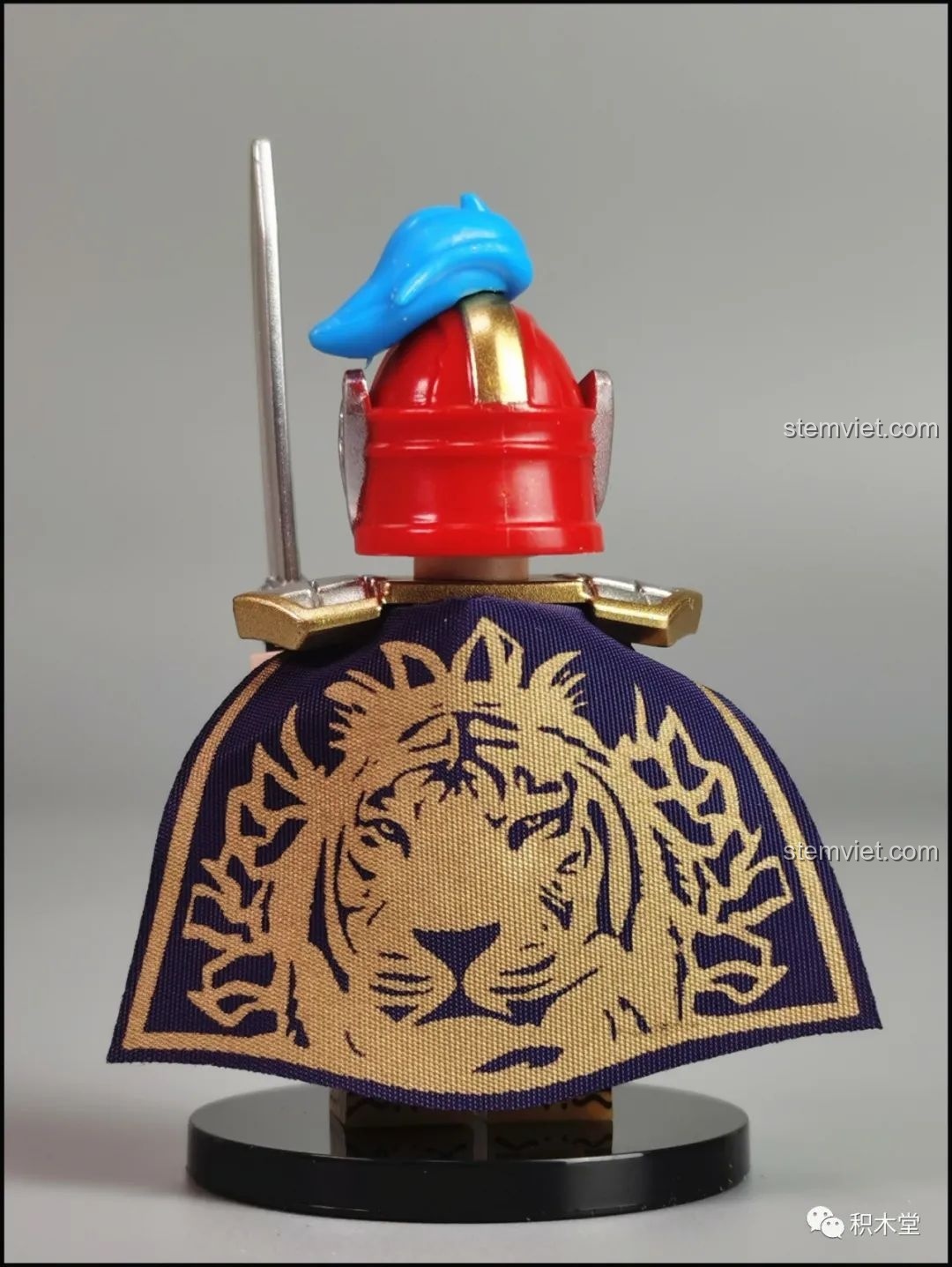 Mặt sau minifigure Chu Du DECOOL 2030C, khoe trọn vẹn vẻ đẹp của chiếc áo choàng in hình hổ vàng.