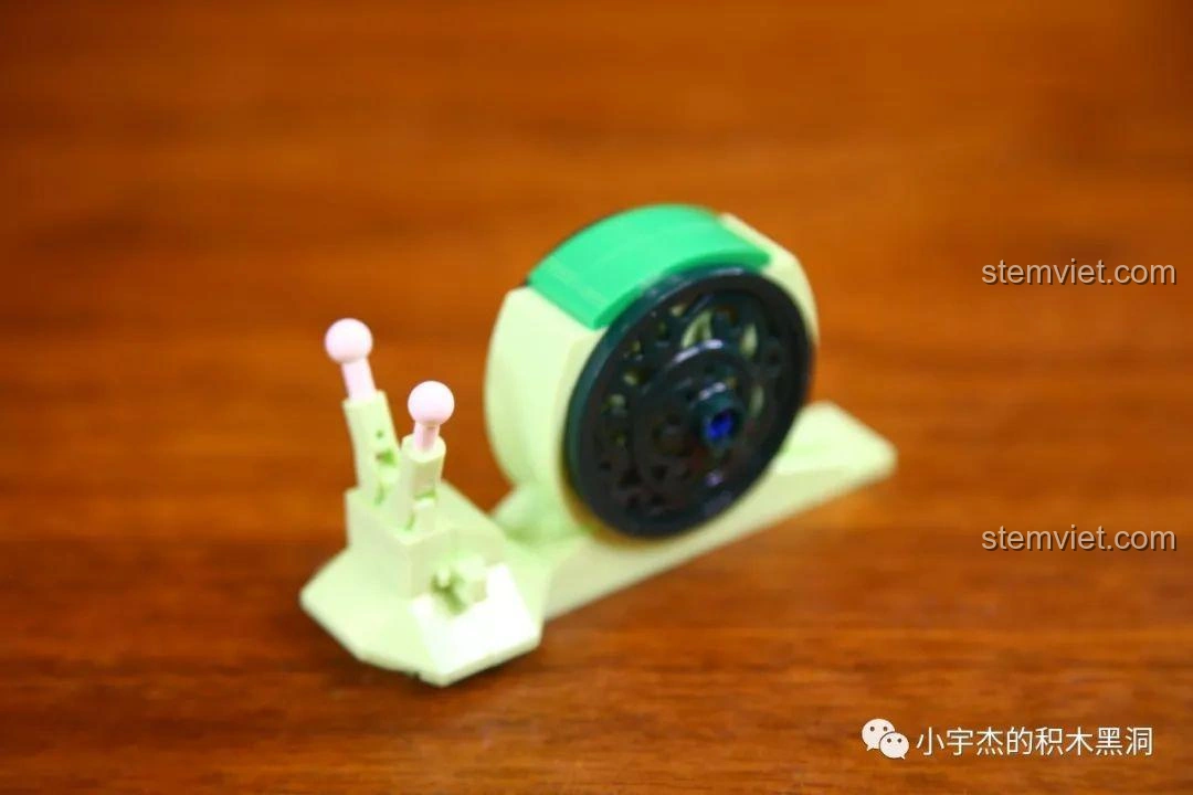 Áo choàng đã được lắp vào mô hình Boa Hancock KBOX 10303, tạo vẻ uy nghi.