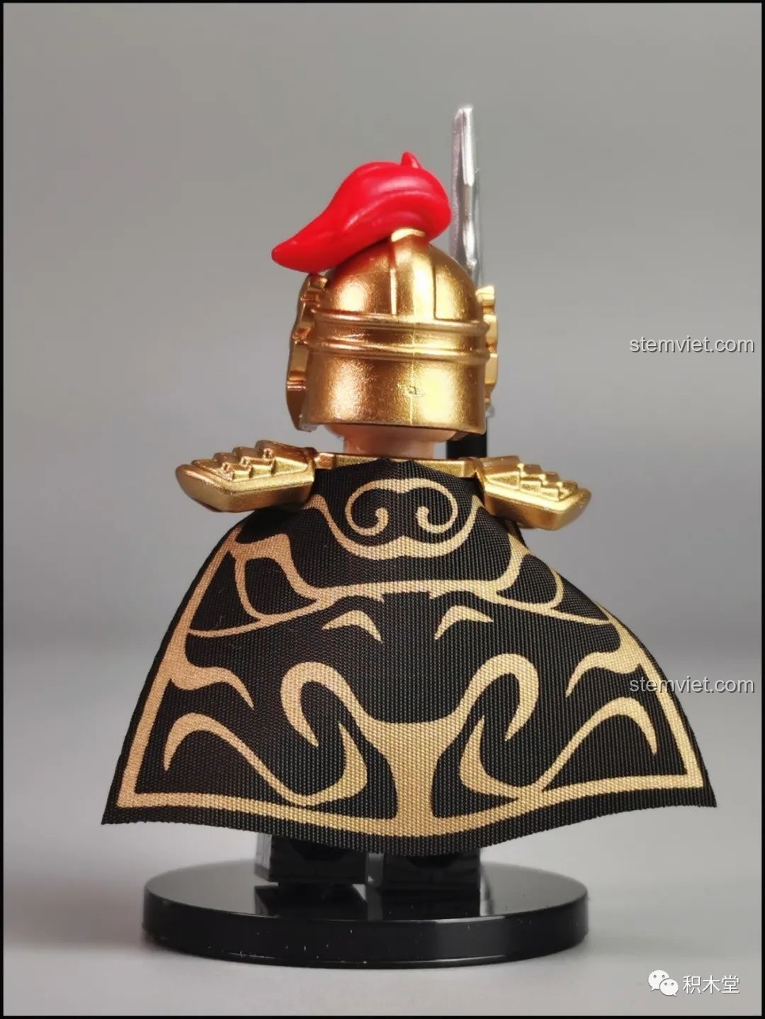 Chi tiết mặt sau của minifigure Lã Mông DECOOL 2030C, nổi bật với áo choàng in họa tiết vàng kim bắt mắt.