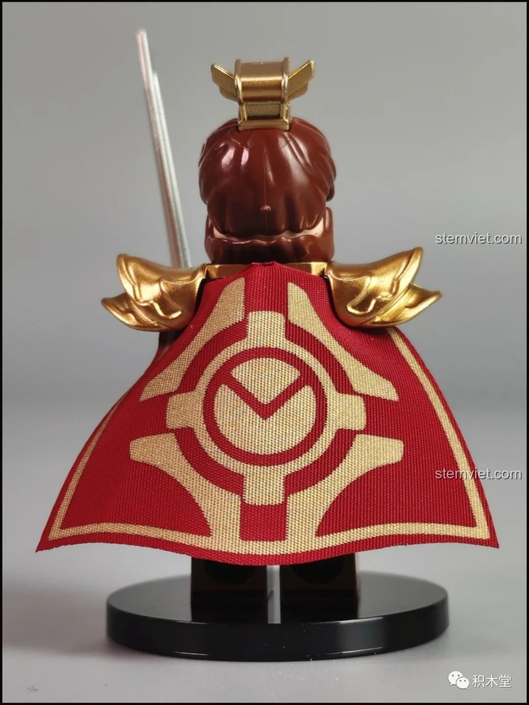 Mặt sau minifigure Tôn Quyền DECOOL 2030C, cận cảnh chiếc áo choàng màu đỏ với họa tiết vàng độc đáo.