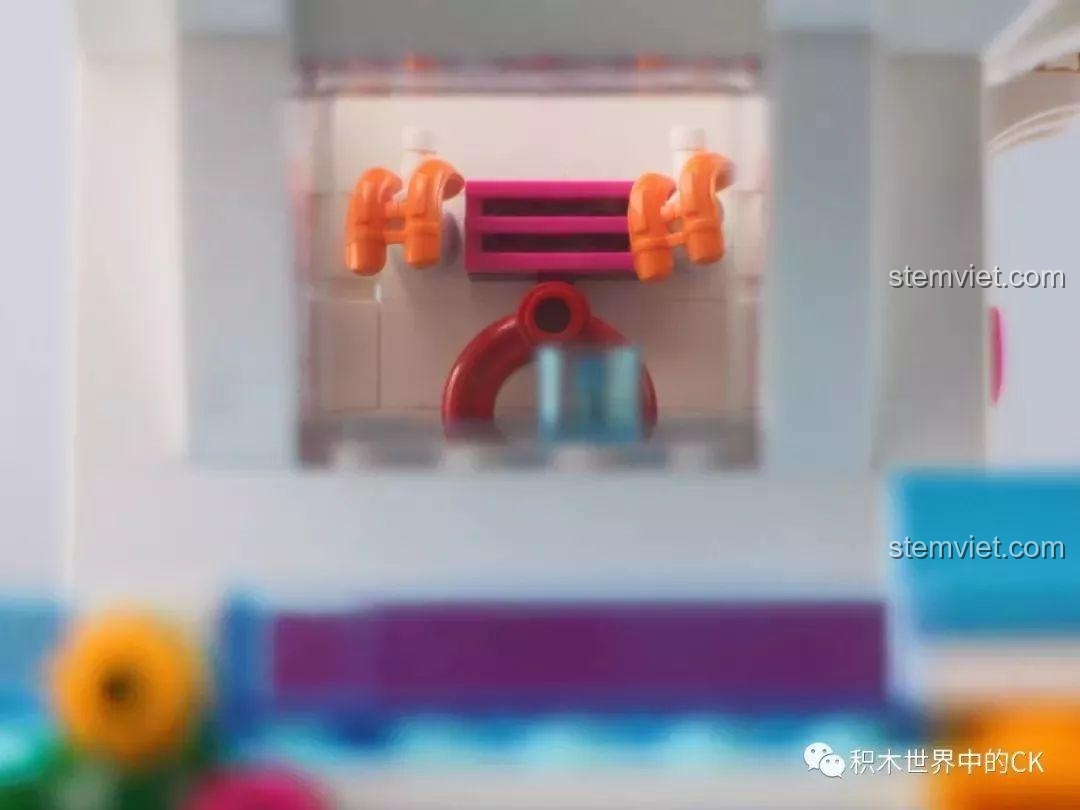 Chi tiết áo phao cứu sinh được treo bên trong Nhà Cứu Hộ Bờ Biển của Cherry QMAN 2019.