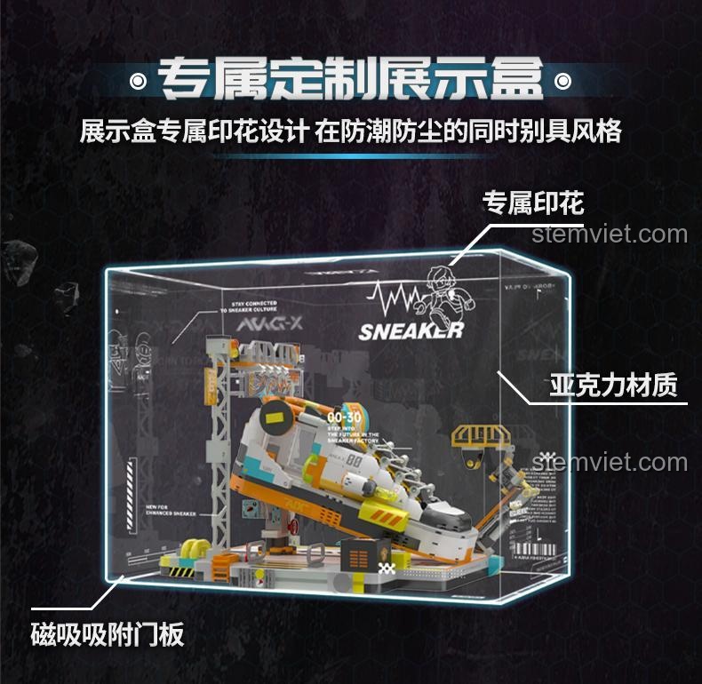 Hộp trưng bày Acrylic độc quyền đi kèm bộ xếp hình Trạm sản xuất giày sneaker, chống bụi và có cửa hút nam châm.