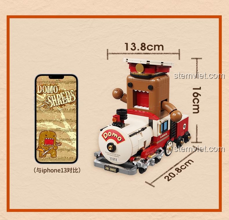 So sánh kích thước thực tế của mô hình tàu hỏa Domo-kun AB-002 với một chiếc iPhone 13.