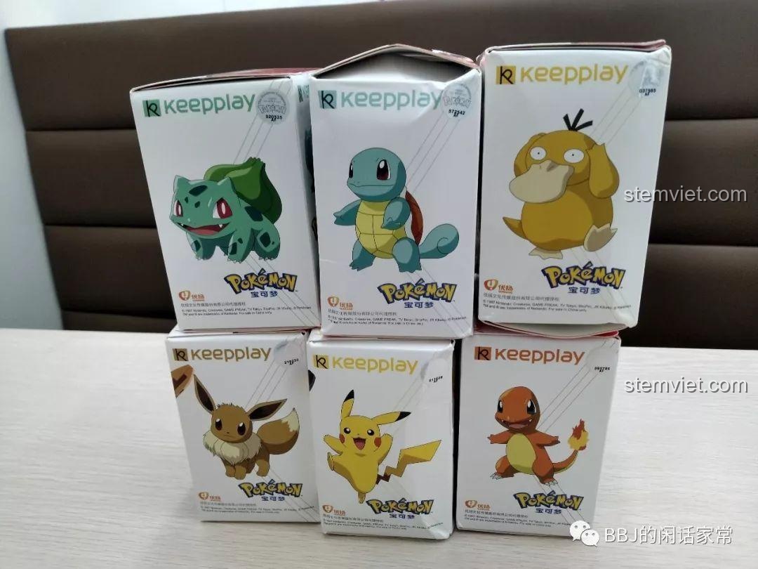 Mặt bên của các hộp trong bộ xếp hình Chú chuột điện Pikachu Keeppley, in hình artwork của từng Pokémon.