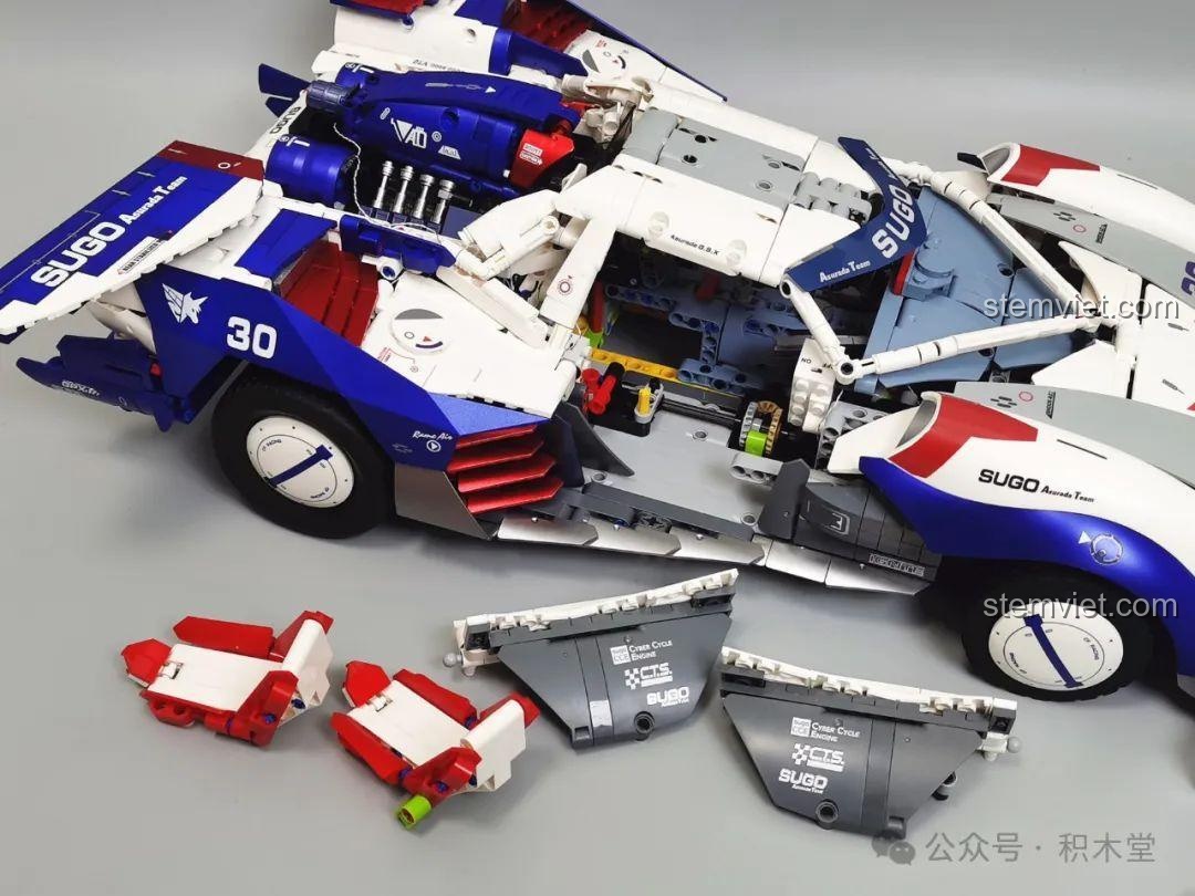 Mô hình Asurada G.S.X bật đèn trong bóng tối, khoe trọn hệ thống ánh sáng đẹp mắt và ấn tượng.