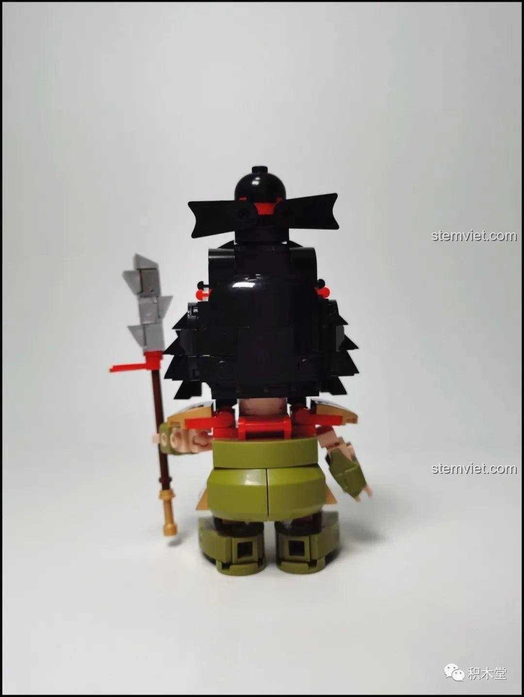 Ba mô hình Sluban Q-Bricks Lưu Bị, Quan Vũ, Trương Phi đã hoàn thành, đứng cạnh nhau.