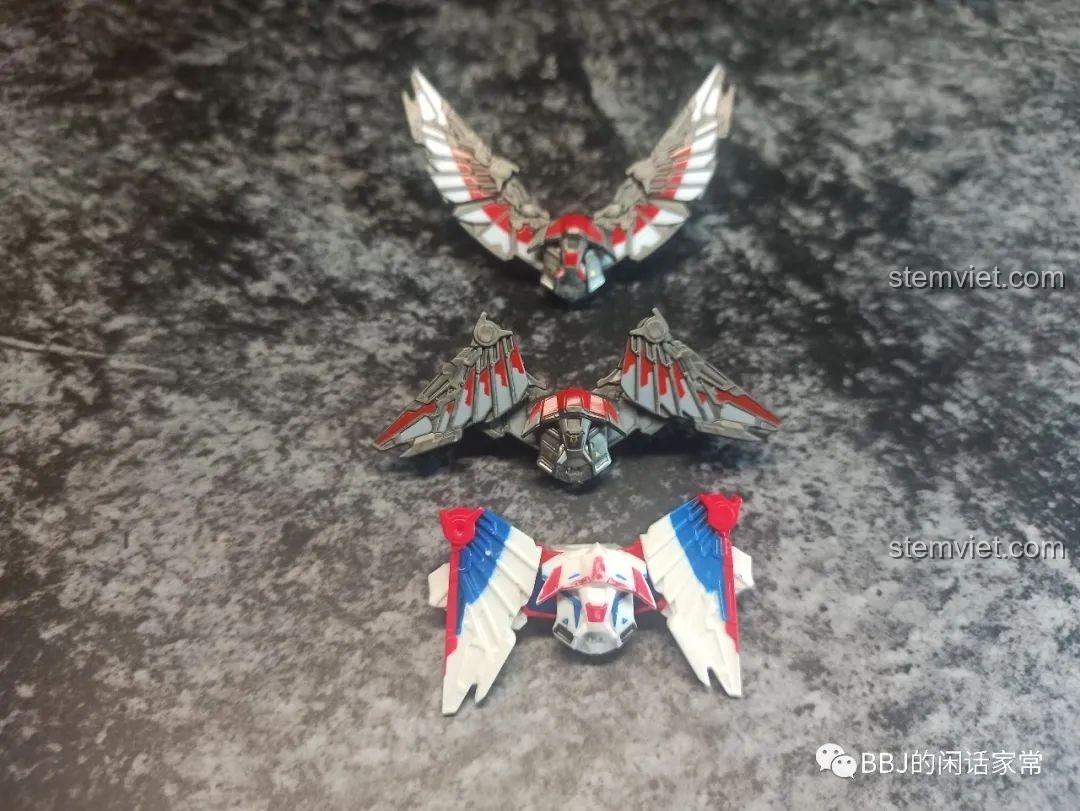 Ba bộ cánh của Falcon trong bộ WM 6117 với các thiết kế khác nhau, thể hiện sự đầu tư của nhà sản xuất.