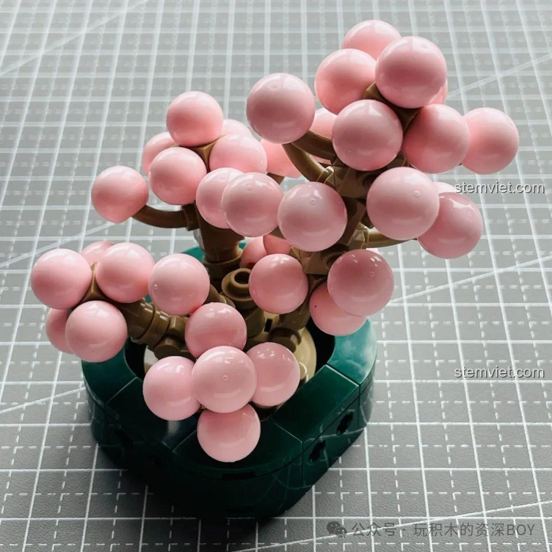 Ba chậu cây cảnh lắp ráp JAKI JK2727 nhìn từ góc nghiêng, thể hiện rõ chi tiết và màu sắc của từng cây.