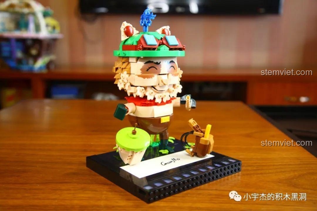 Cận cảnh ba lô của mô hình Teemo K Box 10302, chi tiết cuộn giấy bên trong.