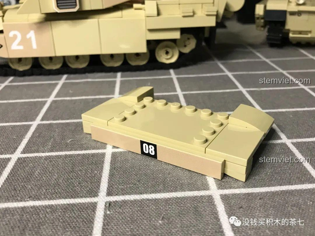 Ba minifigure lính quân sự đi kèm bộ đồ chơi lắp ráp Xe Tăng Challenger 2 FV 4034 JIAZHI 0105 nhìn từ cạnh bên.