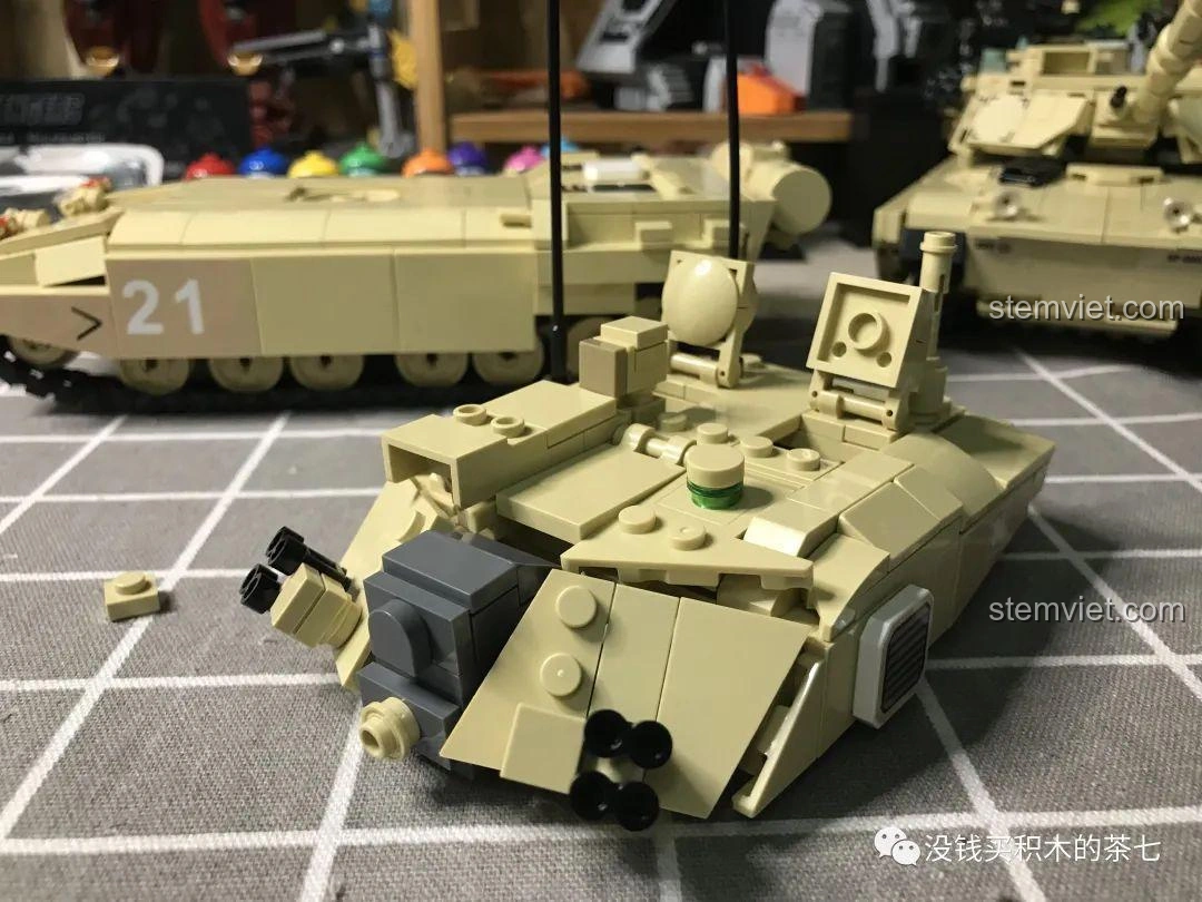 Ba minifigure lính quân sự đi kèm bộ đồ chơi lắp ráp Xe Tăng Challenger 2 FV 4034 JIAZHI 0105 đang tạo dáng đi.