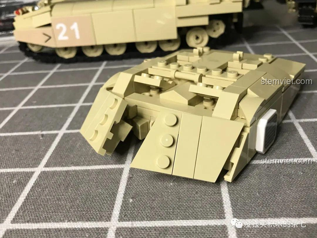 Ba minifigure lính quân sự đi kèm bộ đồ chơi lắp ráp Xe Tăng Challenger 2 FV 4034 JIAZHI 0105 nhìn từ góc khác.