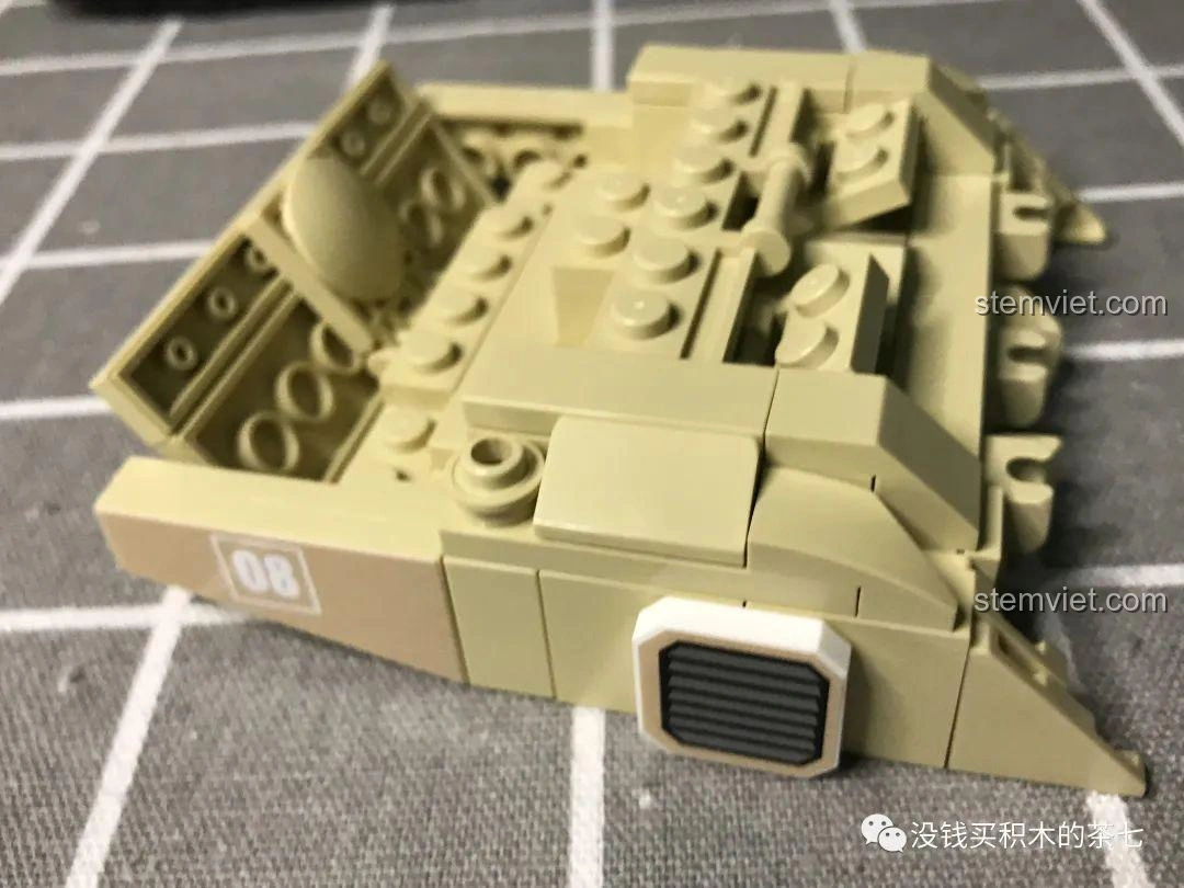 Ba minifigure lính quân sự đi kèm bộ đồ chơi lắp ráp Xe Tăng Challenger 2 FV 4034 JIAZHI 0105, với trang phục và phụ kiện đa dạng.