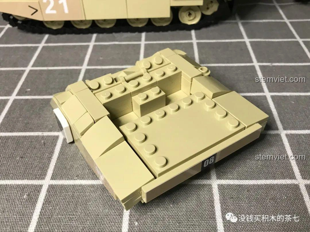 Ba minifigure lính quân sự đi kèm bộ đồ chơi lắp ráp Xe Tăng Challenger 2 FV 4034 JIAZHI 0105 nhìn từ phía sau.