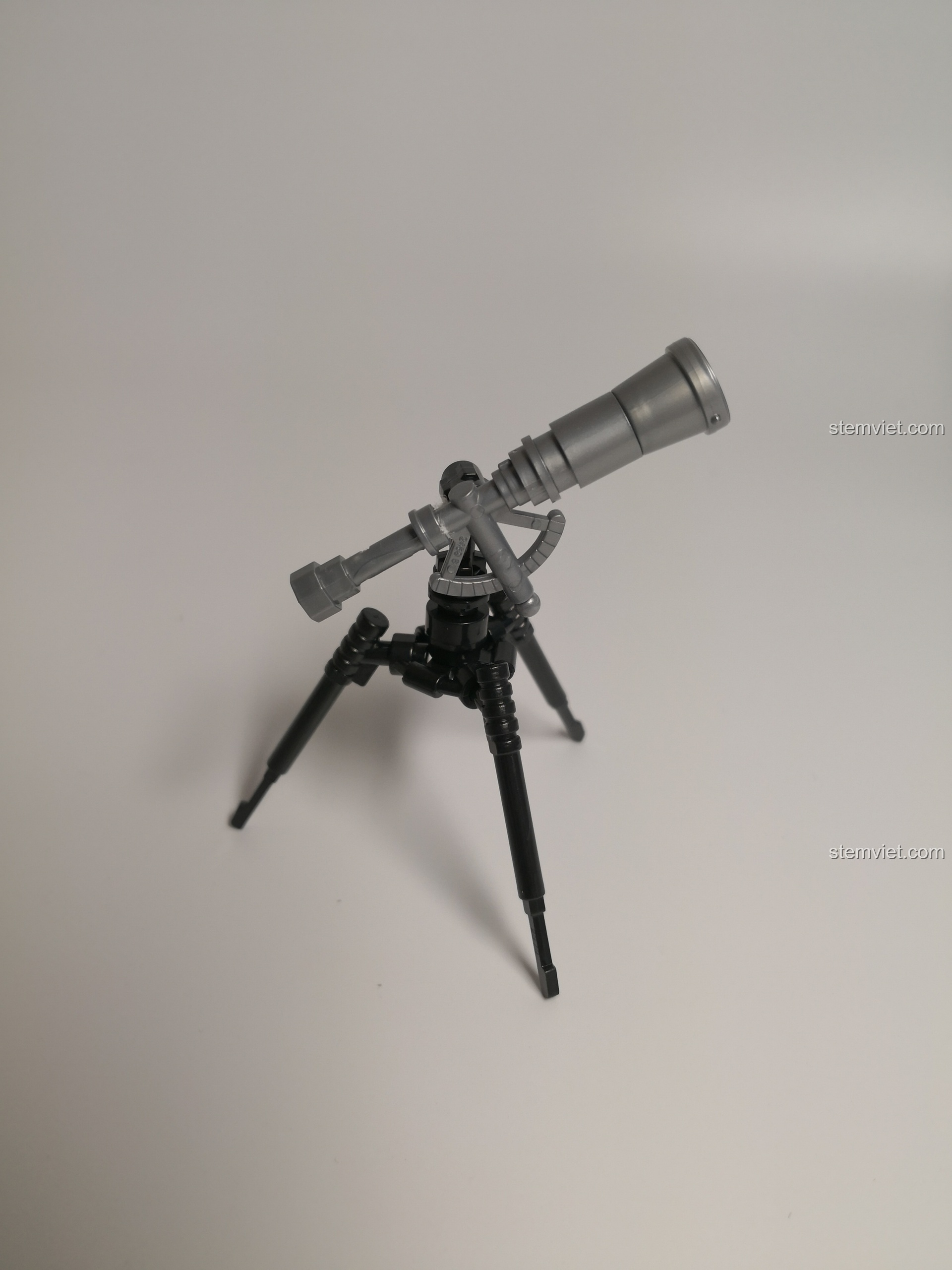 Ba minifigure phi hành gia trong bộ XINGBAO XB-01402-E, mặc đồ bảo hộ và cầm các thiết bị nghiên cứu không gian.