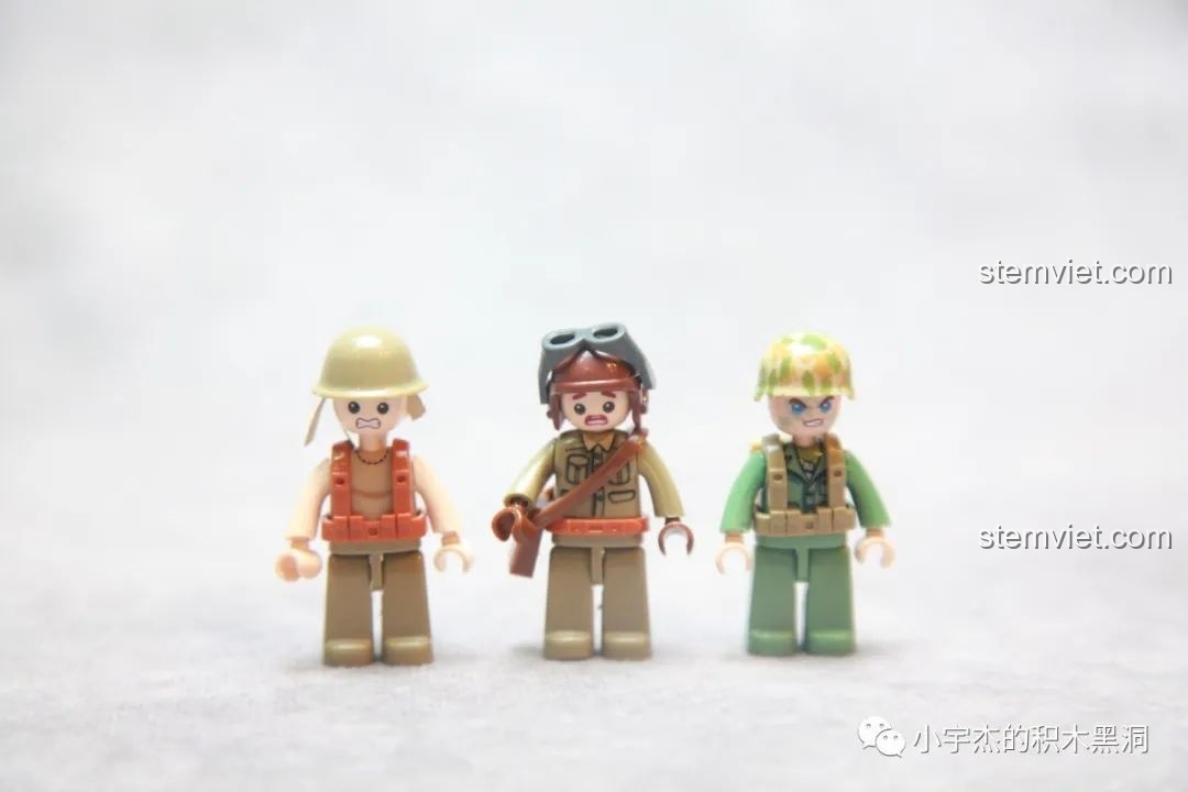 Ba nhân vật minifigure đi kèm trong bộ đồ chơi Xe tăng Kiểu 97 Chi-Ha cho trẻ em từ 8 tuổi.
