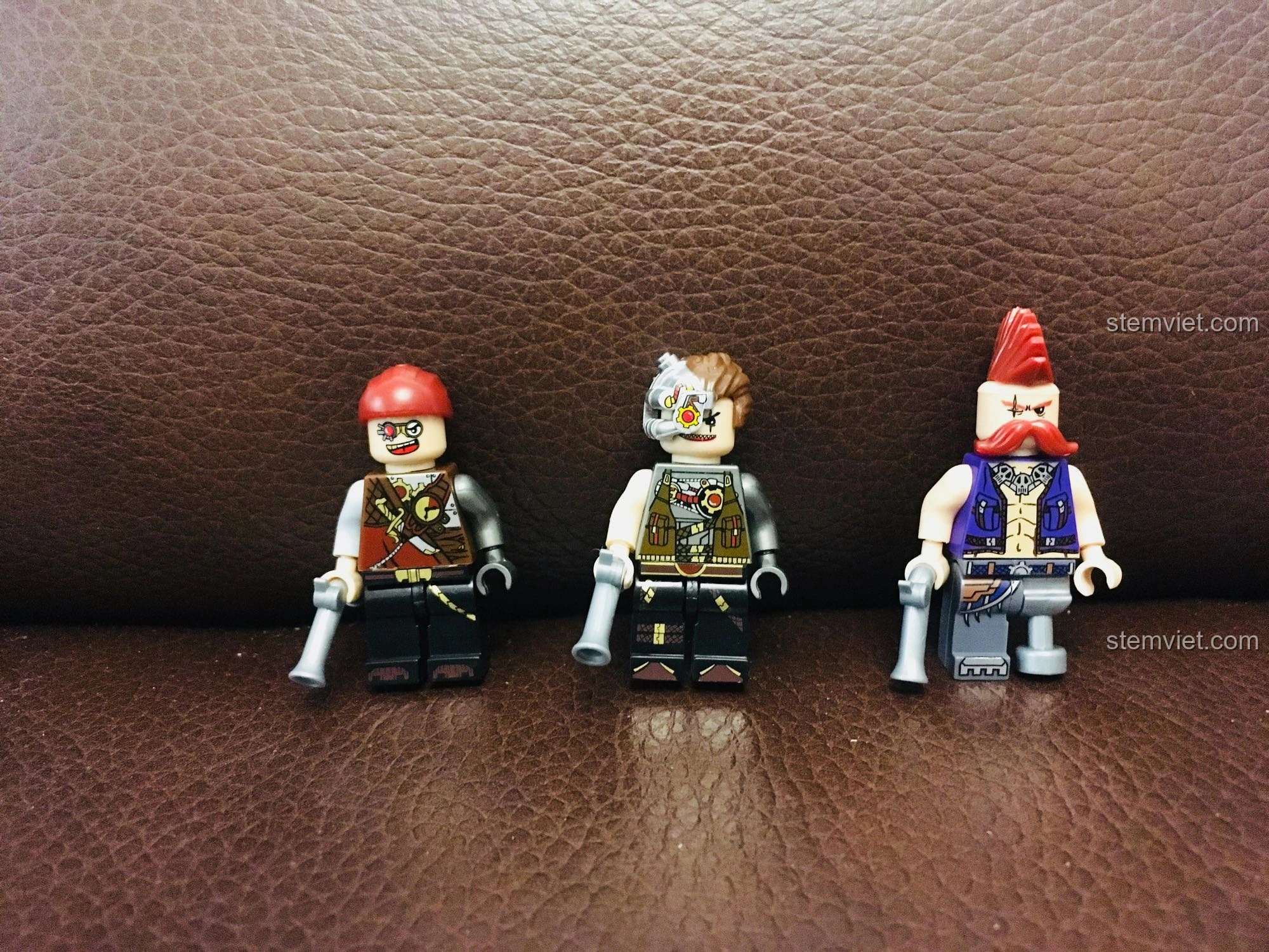 Ba minifigures phong cách Steampunk từ các bộ lắp ráp Weile, với trang phục và phụ kiện độc đáo, cá tính.