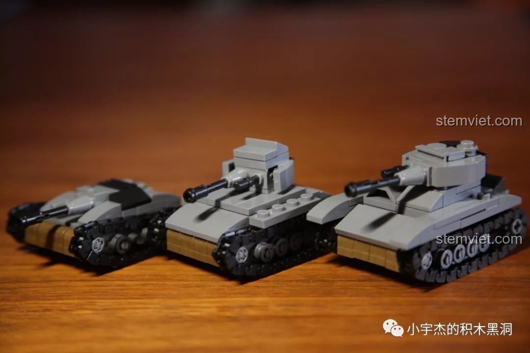 Ba mô hình xe tăng và pháo tự hành từ bộ lắp ráp 3 trong 1 SEMBO 101117 được trưng bày cùng nhau.