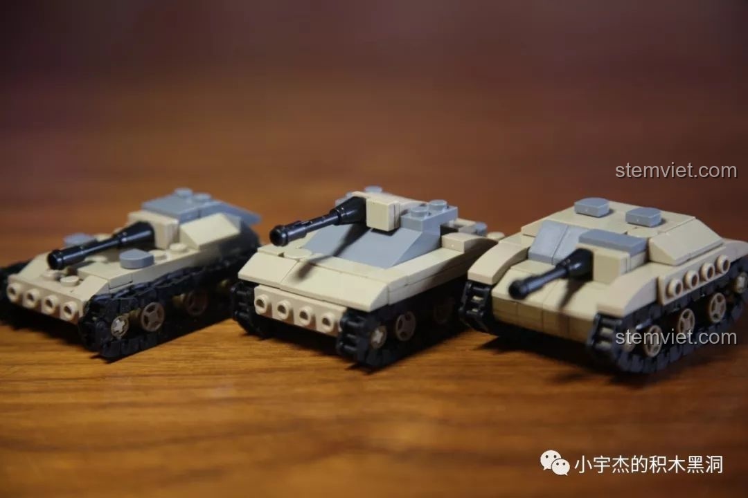 Ba mô hình pháo tự hành từ bộ lắp ráp 3 trong 1 SEMBO 101119 được trưng bày cùng nhau.