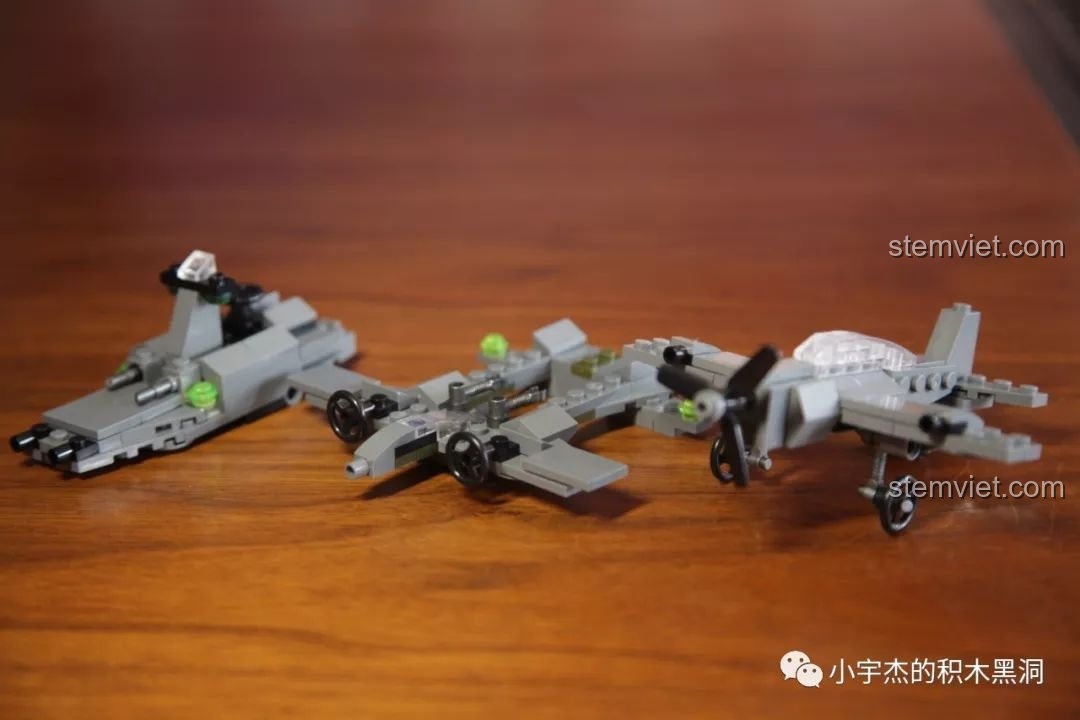 Cả ba mô hình máy bay và tàu chiến từ bộ lắp ráp 3 trong 1 SEMBO 101120 được trưng bày cùng nhau.