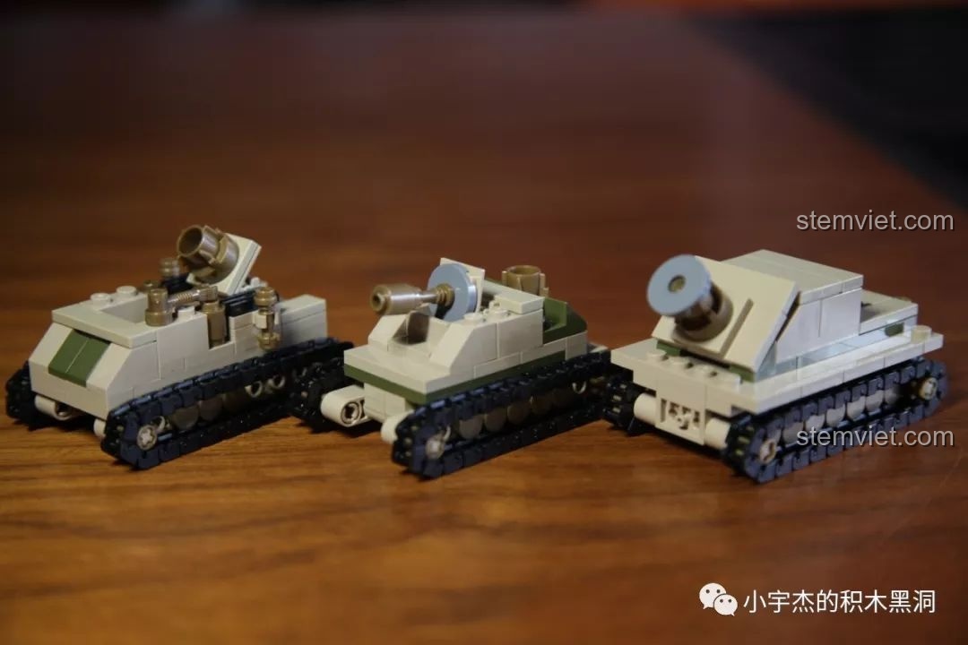 Cả ba mô hình từ bộ SEMBO 101116 được đặt cạnh nhau, từ xe tăng lịch sử đến xe viễn tưởng.