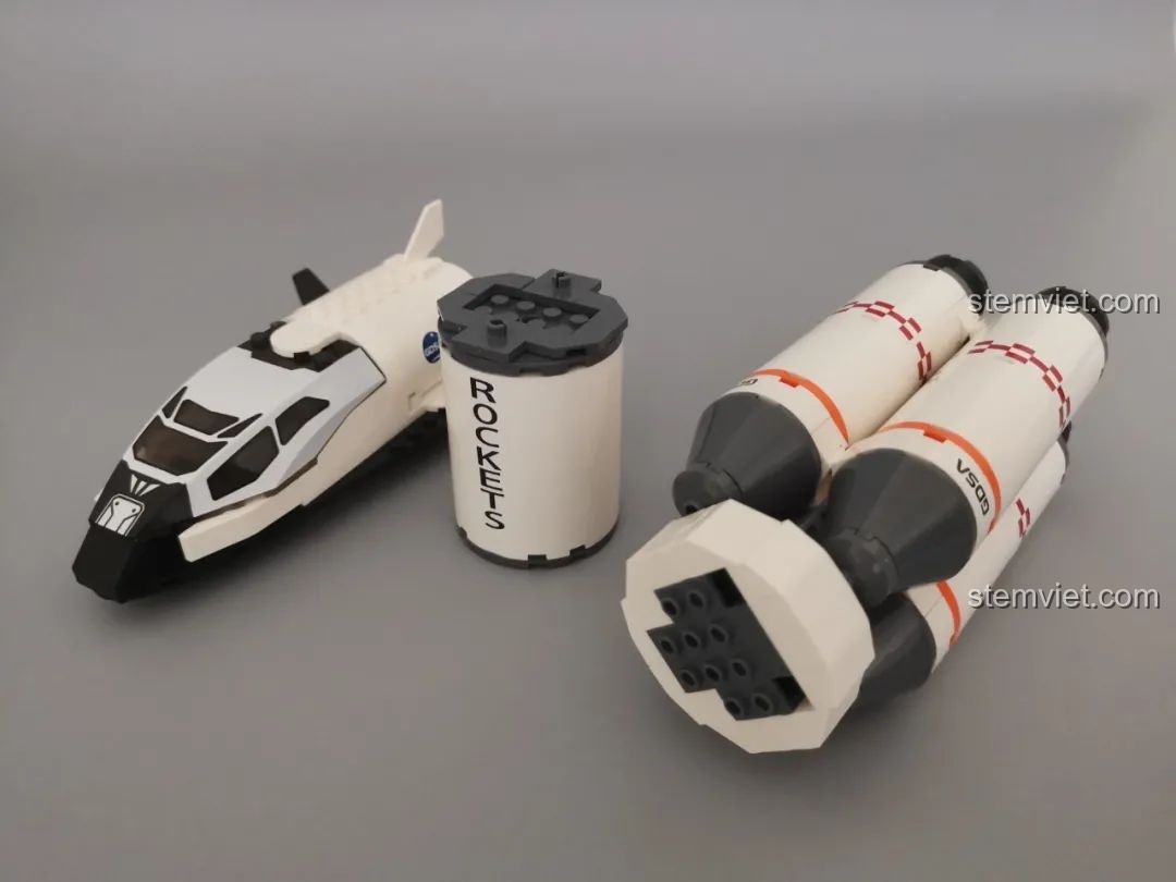 Ba phần chính của tên lửa Hercules GUDI 10803 được tách rời: tàu con thoi, khớp nối và tầng đẩy.