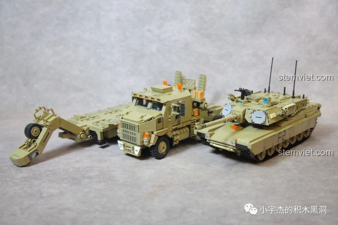 Toàn bộ ba thành phần của bộ lắp ráp Panlos 628015: xe đầu kéo M1070, rơ-moóc và xe tăng M1A2.