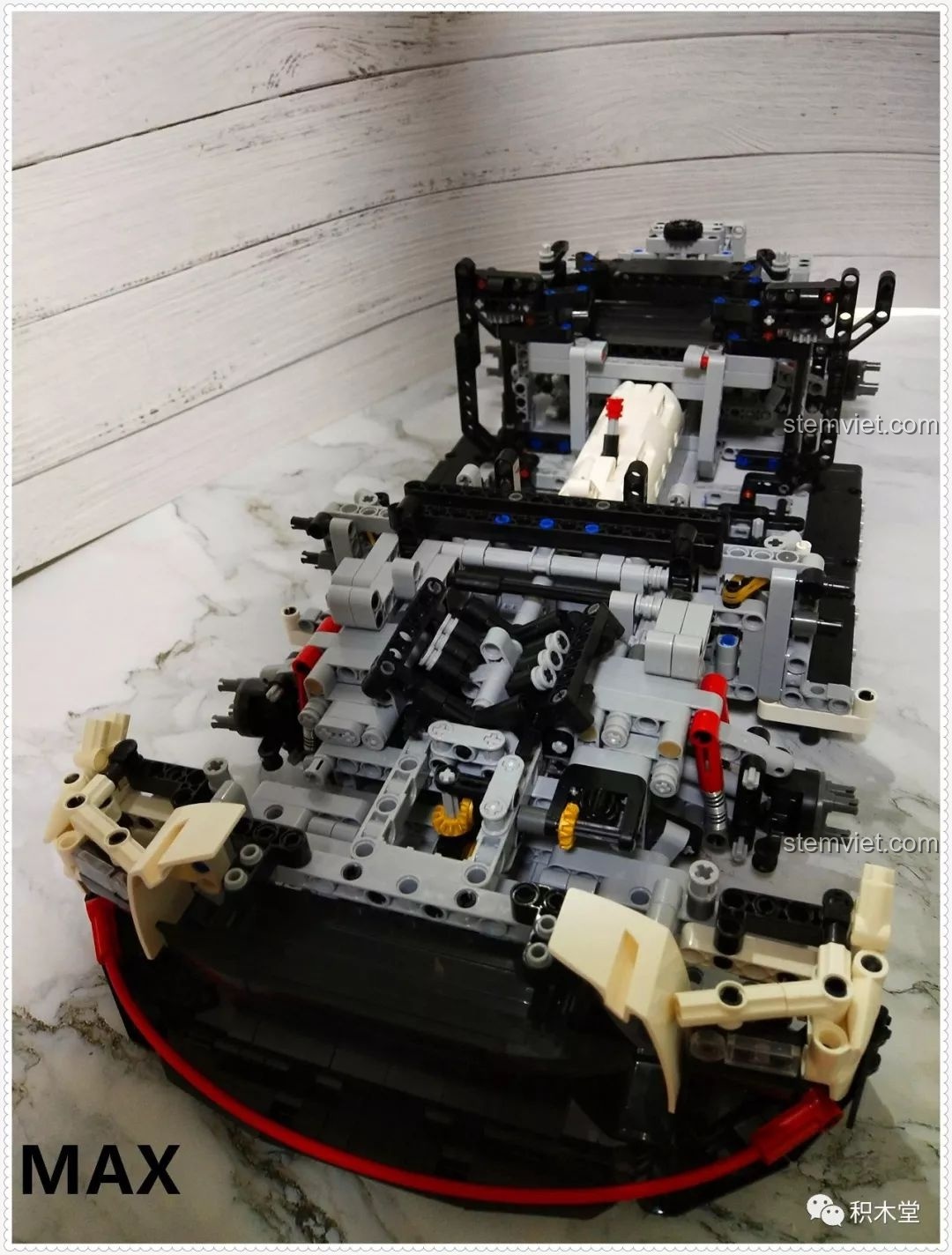 Cận cảnh chi tiết ba via (gờ nhựa thừa) trên mảnh ghép của bộ lắp ráp Qizhile 23010 Nissan GT-R.