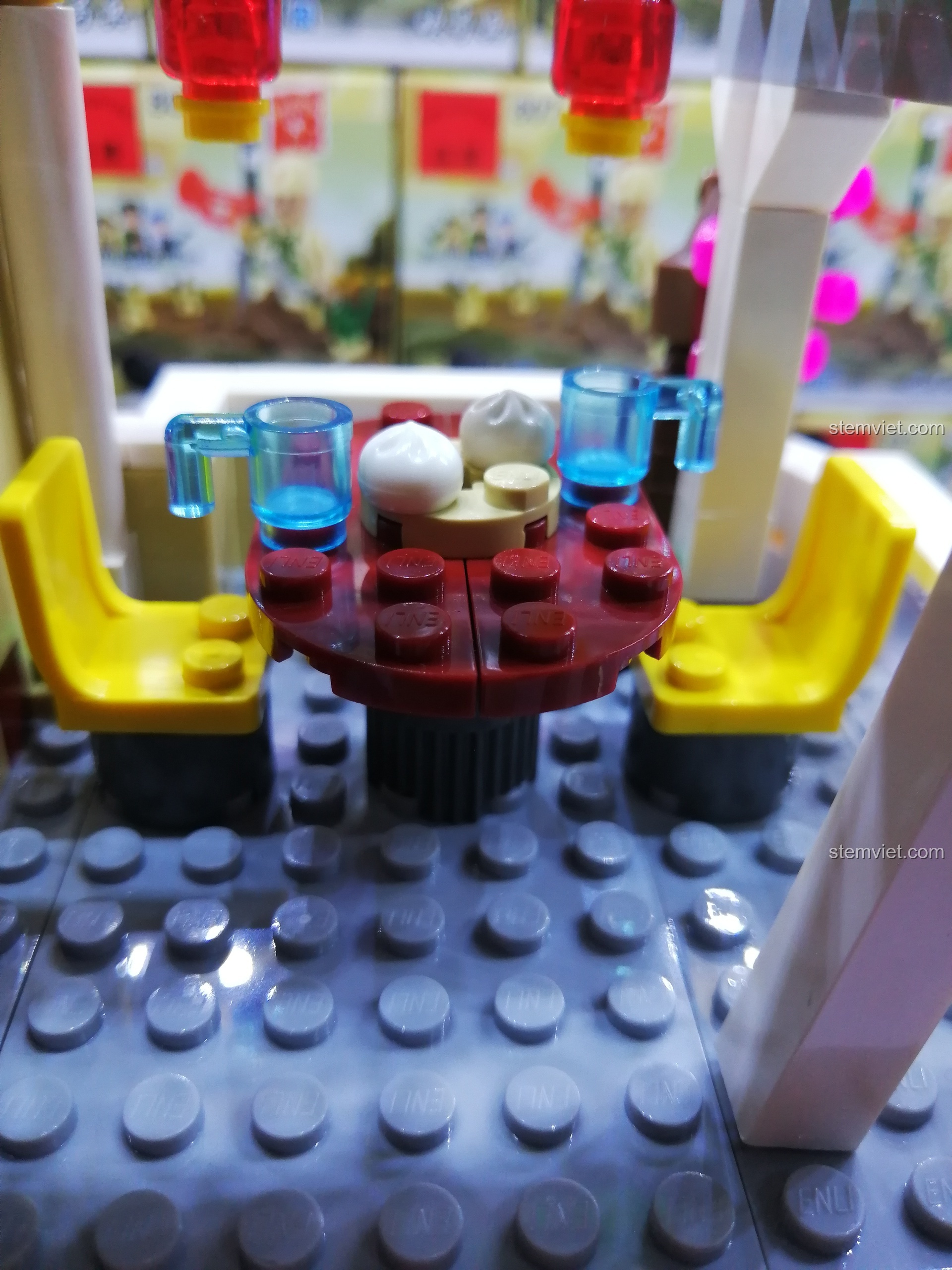 Bàn ăn trên sân thượng của nhà hàng QMAN 1137 được bày biện bánh bao và ly nước trong suốt.