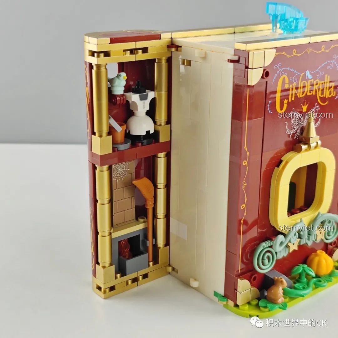 Chi tiết ban công nhỏ và các vật dụng như chim, xô nước bên trong bộ lắp ghép Sách Truyện Cổ Tích: Cô Bé Lọ Lem Bỏ Trốn 506 174.