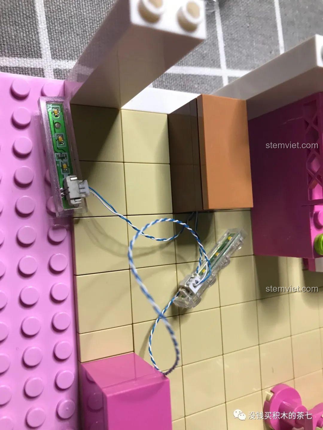 Mặt tiền của phòng ngủ tầng hai với ban công, lan can trắng và các chi tiết trang trí màu vàng.