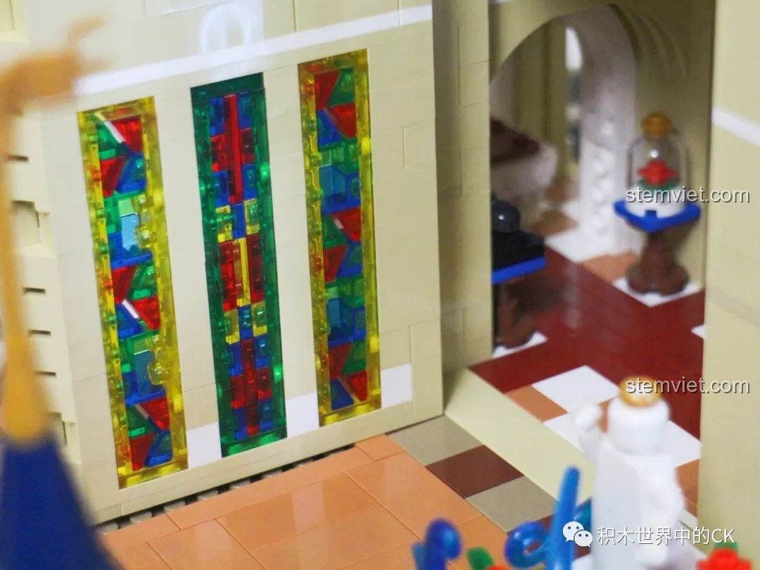 Ban công phụ với cầu thang trắng dẫn xuống trong bộ đồ chơi xây dựng Lâu đài công chúa Mould King.