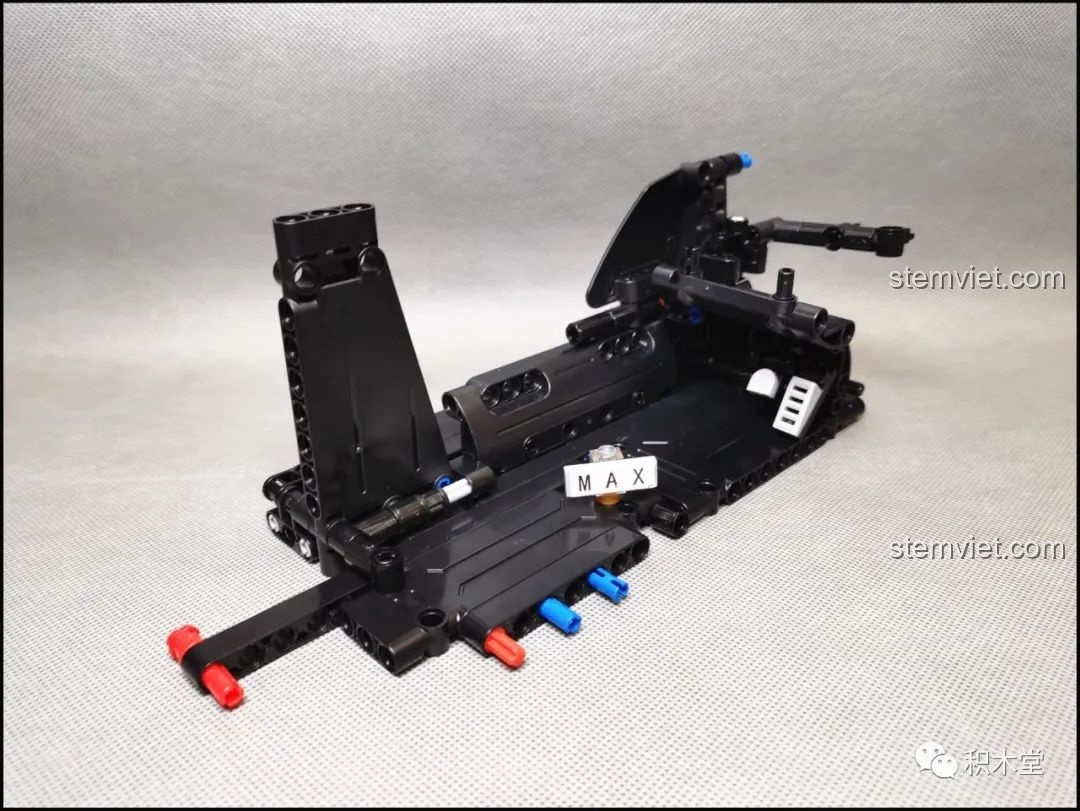 Bàn đạp ga và phanh chi tiết trong khoang lái của đồ chơi lắp ghép Siêu xe Lamborghini Centenario.