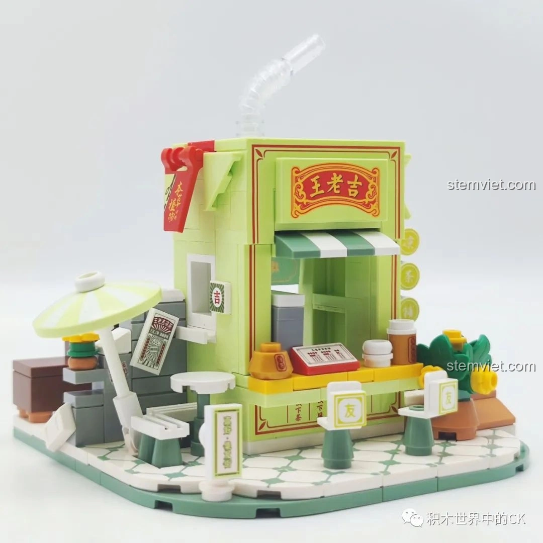 Bàn ghế nhỏ xinh bên ngoài mô hình Quán Trà Thảo Mộc Vương Lão Cát Wekki 506051.