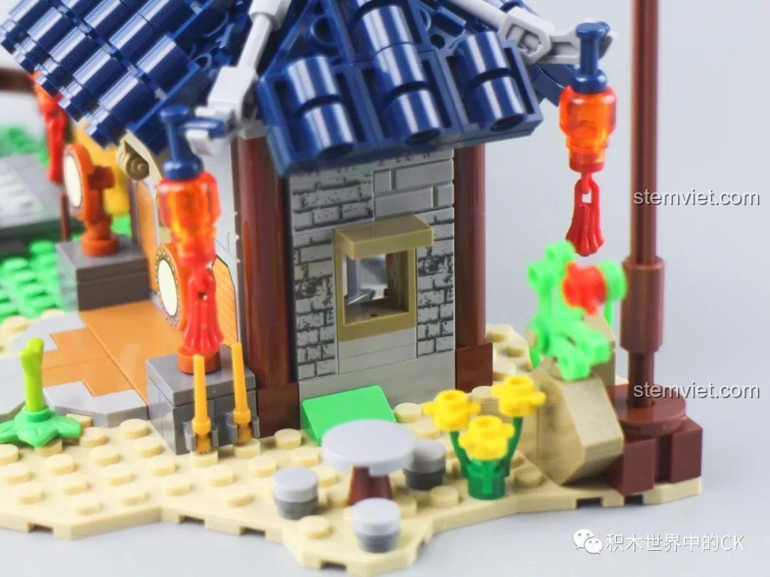 Góc nhỏ với bàn ghế và hoa trong bộ lắp ghép SY1404 Võ Đài Đại Chiến Rồng Thần, tạo không gian thư giãn.