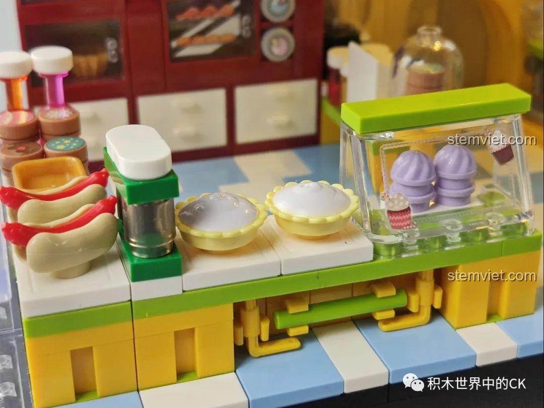 Khu vực bàn ghế tầng hai của mô hình Cửa hàng trà sữa JIAZHI SY 5209, với các bức tranh trang trí.