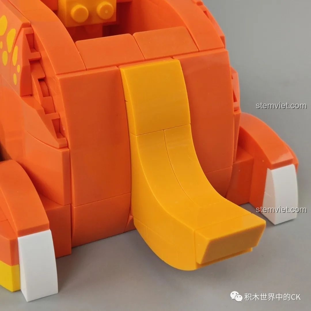 Bàn học được trang trí bằng bộ lắp ráp khủng long Fun Desk JAKI đầy màu sắc