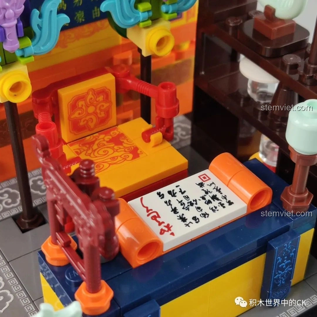 Bàn làm việc của vua với chiếu thư và bút lông trong bộ Keeppley K10143, tái hiện chân thực không gian cung đình.