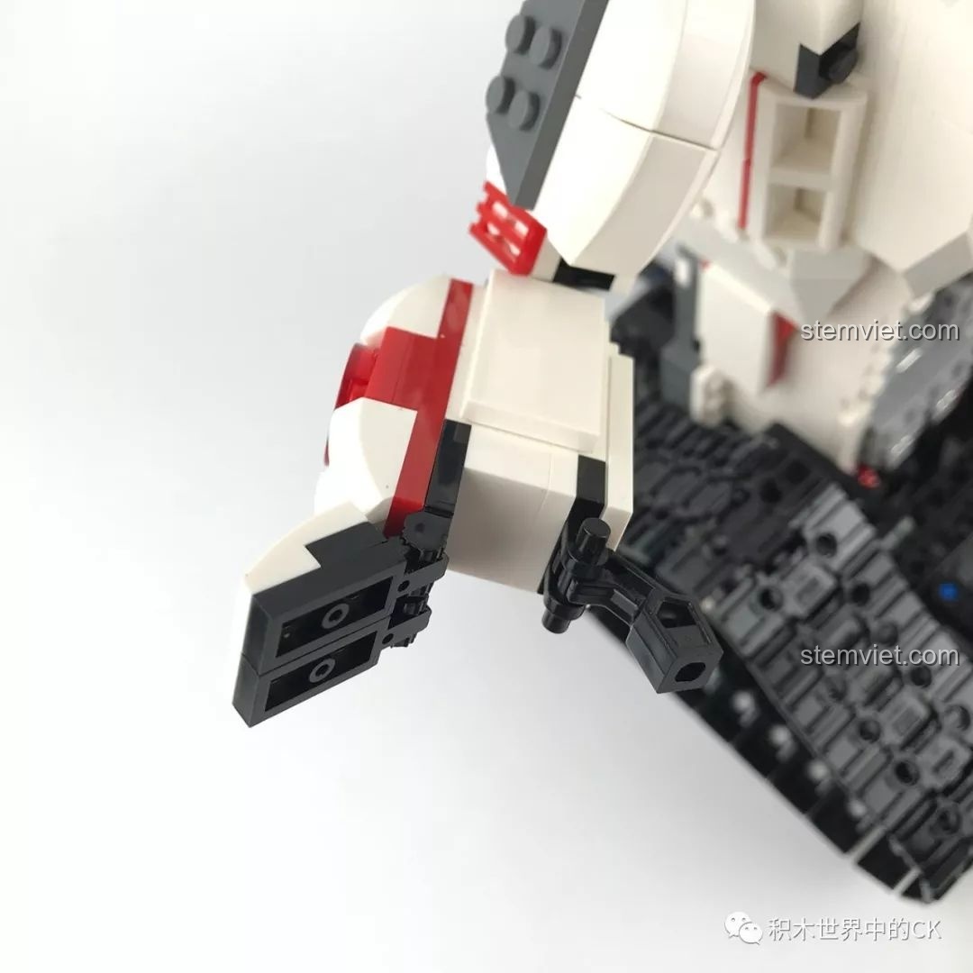 Cận cảnh bàn tay của robot KAKA với các ngón tay có khớp, có thể xòe ra và nắm lại.