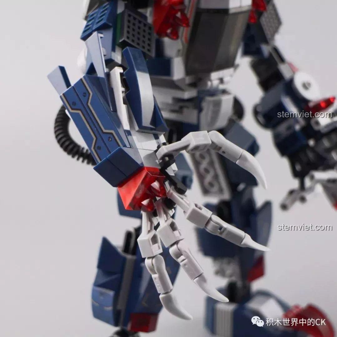 Cận cảnh bàn tay trái của Robot Mecha Cá Sấu với các ngón vuốt có khớp nối linh hoạt.