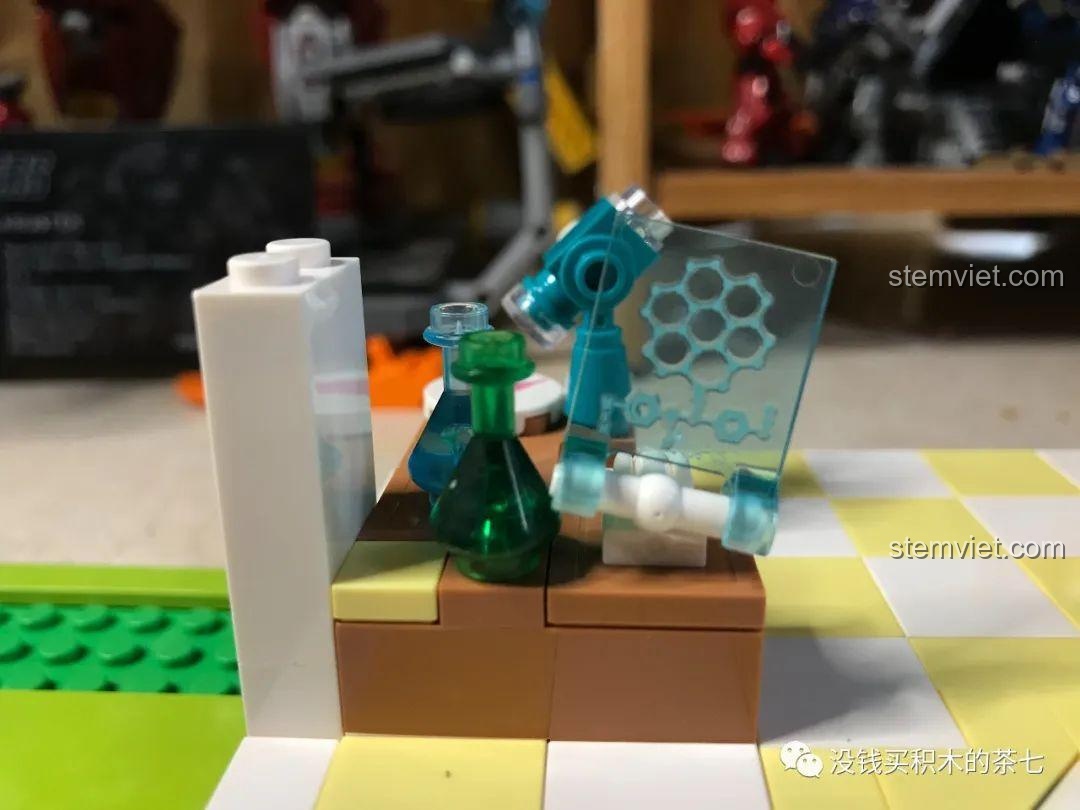 Cận cảnh bàn thí nghiệm với bảng tuần hoàn các nguyên tố hóa học của bộ SEMBO 604003.