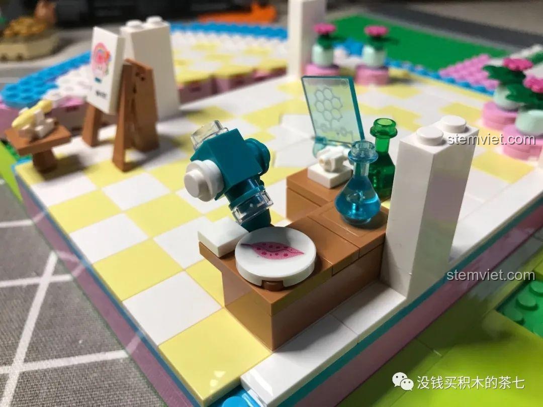 Bàn thí nghiệm hoàn chỉnh với kính hiển vi và sticker lá cây trong bộ Lâu Đài Cổ Tích.